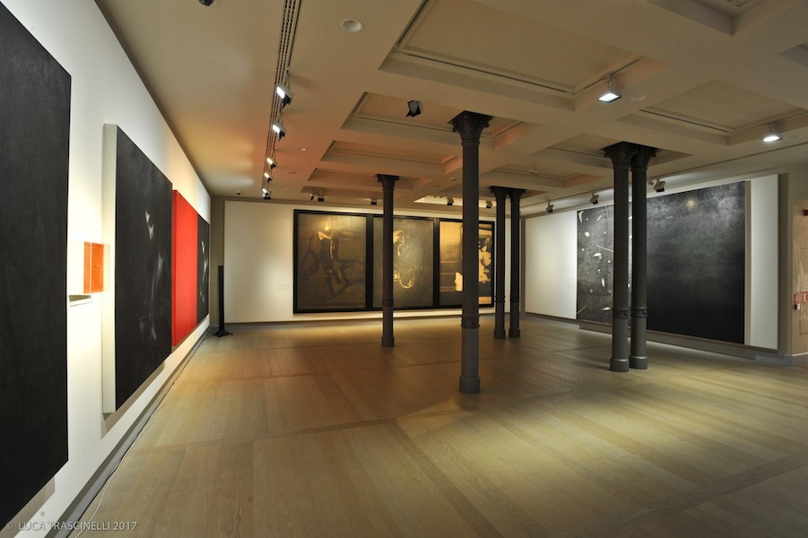 Omar Galliani. Intorno a Caravaggio, veduta della mostra, Gallerie d’Italia – Piazza Scala, Milano