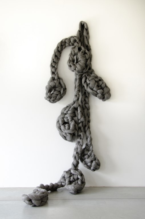 Laura Renna, Accrochée #3, 2018, lana di acciaio inossidabile, cm 195x70x70
