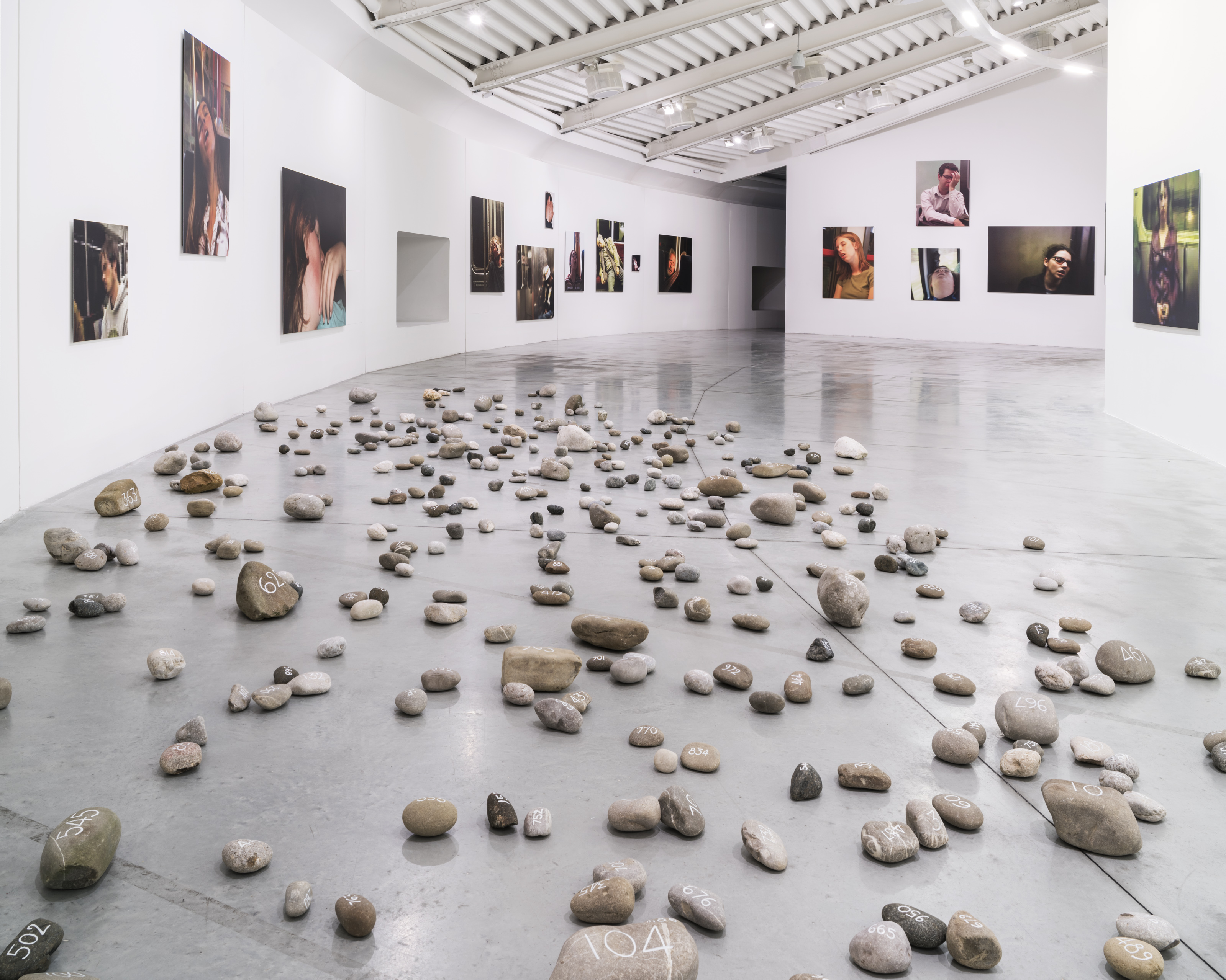 Mark Wallinger, Pietre Prato, 2018 (on the floor), The unconscious, 2010 (on the wall). Foto: OKNOstudio