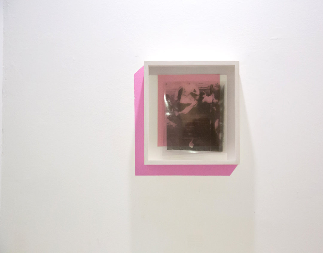 Ettore Pinelli, pictorial device *analog (rose light) 2017 olio su tela applicata su pannello, acetato stampato con errore, chiodini, cornice in legno, wall painting 25x22,5cm