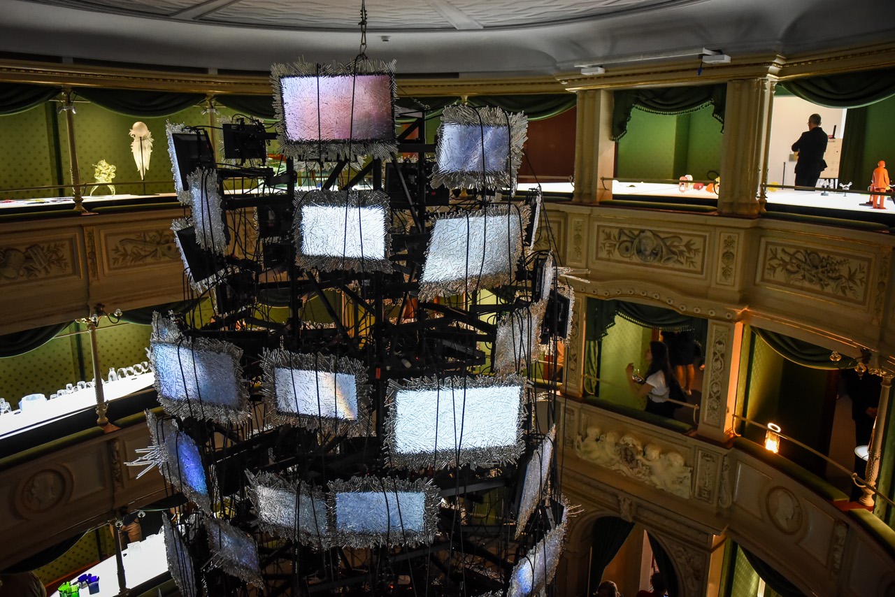 L’installazione dell’azienda ceca Lasvit al teatro Gerolamo di piazza Beccaria nell’ambito di Monster cabaret. Art director Maxim Velcovsky con i lavori di fratelli Campana e Maarten Baas