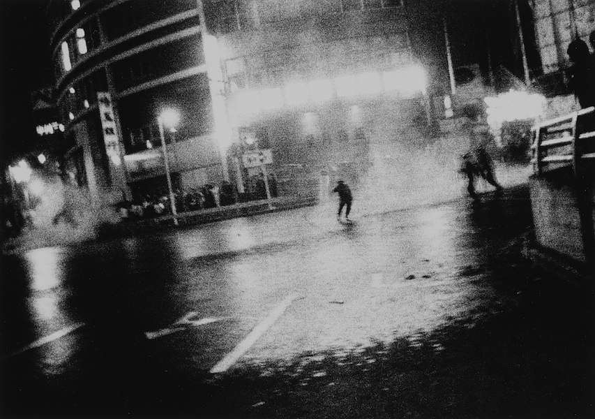 Daido Moriyama, Oct. 21, 1969, 1969/2008, stampa alla gelatina d’argento, 25x30 cm © l’autore Courtesy Fondazione Cassa di Risparmio di Modena