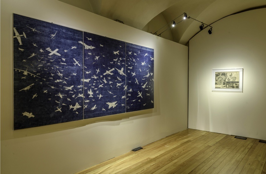 Alighiero Boetti. Perfiloepersegno, veduta della mostra (a sinistra Aerei, 1978, biro blu su carta, cm 141 x 303; a destra Senza titolo, 1964, matita su carta, cm 50 x 63), Museo Civico Palazzo Mazzetti, Asti Foto Enzo Bruno