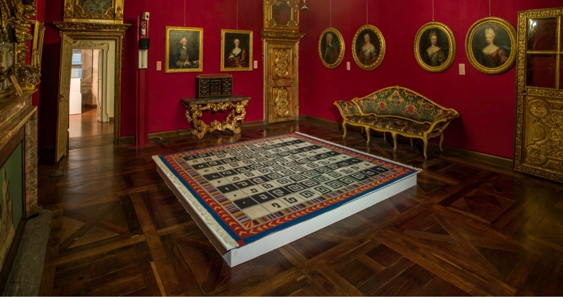 Alighiero Boetti. Perfiloepersegno, veduta della mostra (Alternando da uno a cento e viceversa, 1993, kilim in lana e cotone, cm 284.5 x 272), Museo Civico Palazzo Mazzetti, Asti Foto Enzo Bruno