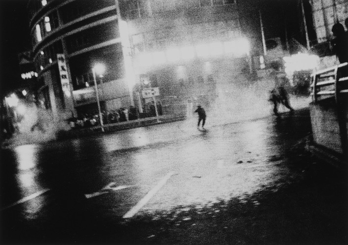 Daido Moriyama, Oct. 21, 1969 1969/2008 Stampa alla gelatina d’argento, 25 x 30 cm © l’autore, courtesy Fondazione Cassa di Risparmio di Modena