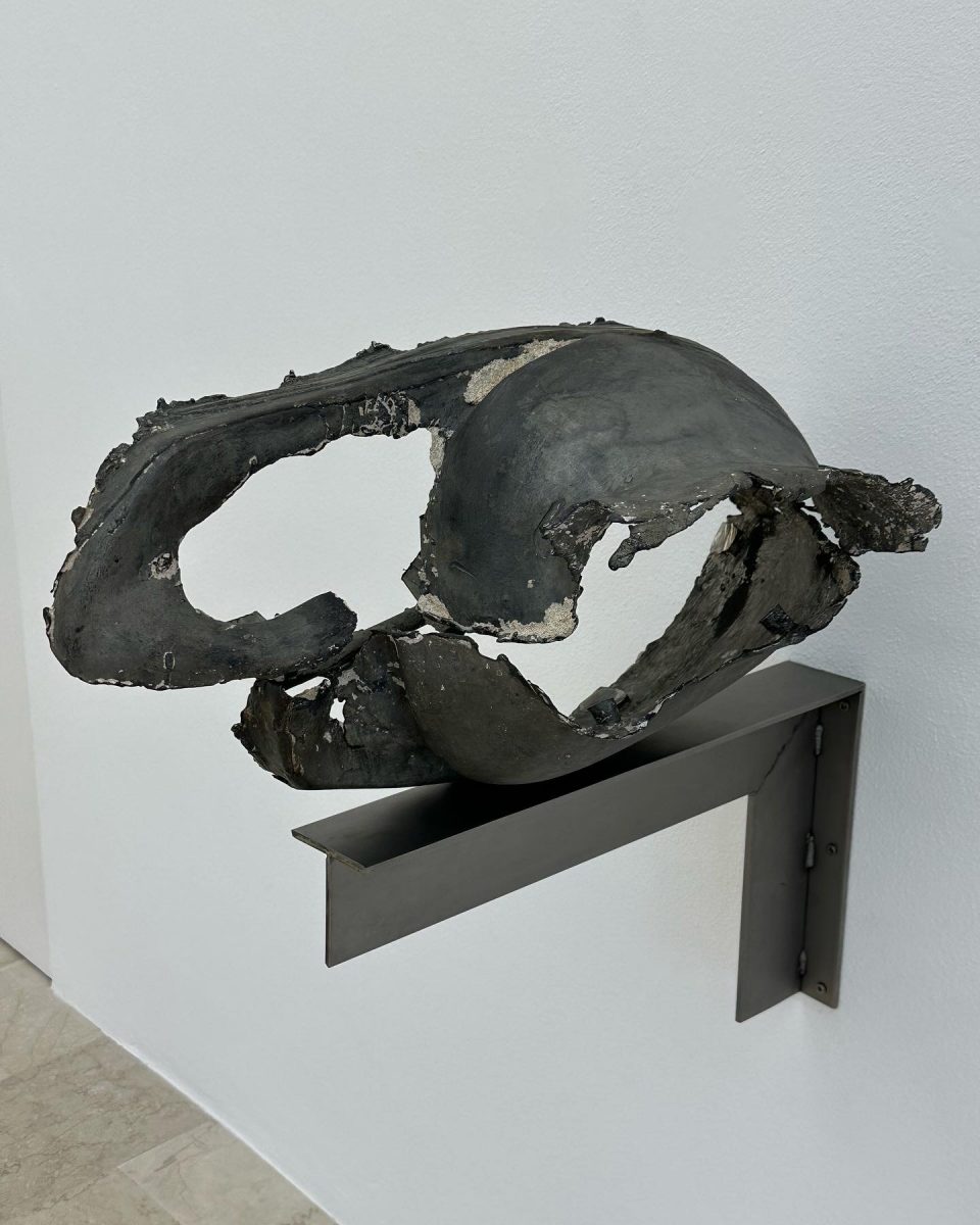 June Crespo, Optico, 2022, acciaio, rivestimento in ceramica, 65 × 24 × 70 cm